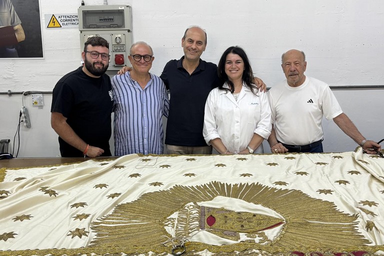 Restauro del Baldacchino di San Cataldo: visionati i lavori alla Sartoria Sobrietà Restauro del Baldacchino di San Cataldo: visionati i lavori alla Sartoria Sobrietà