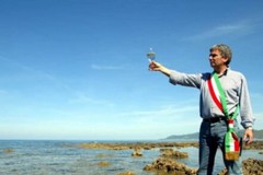 A Corato un albero di carrubo in memoria di Angelo Vassallo