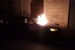 Auto in fiamme in via Lega Lombarda
