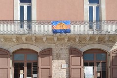 Bandiera del Mediterraneo esposta a Palazzo di Città