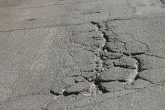 Buche come voragini, «Via San Magno non fa altro che peggiorare»