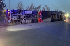 Camion si ribalta sulla Andria-Corato: ferito il conducente