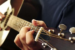 “Parole antiche, voci nuove”: laboratorio e reading musicale a Corato con il cantautore Mizio Vilardi