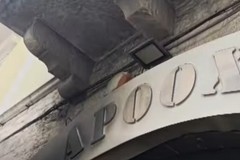 Fiamme a mezzanotte: incendio danneggia un negozio di calzature