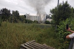 Brucia deposito del Diamond Vigili del Fuoco in azione