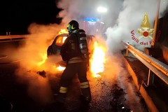 In fiamme l'ennesima auto nei pressi del ponte di via Giappone