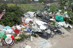 Le Guardie per l'ambiente denunciano: «La strada del Dolmen invasa da rifiuti»