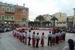 I colori e la musica delle Danze Popolari ravvivano Piazza Cesare Battisti