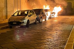 Quattro auto date alle fiamme nella notte nel centro cittadino