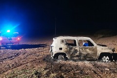 Jeep in fiamme nelle campagne di Corato