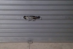 Garage svaligiati in viale Friuli, ladri fanno razzia di olio
