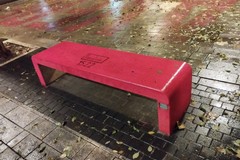 Una panchina rossa in piazza caduti di via Fani