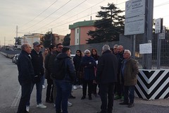 Via Bagnatoio, sit-in di protesta dei residenti: «Signor Sindaco, faccia qualcosa per noi, non ne possiamo più»