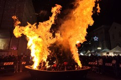 Jò a Jò a Corato: in migliaia in piazza per il tradizionale falò di Santa Lucia