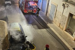 Notte di fuoco in via Verdi continua la scia di incendi di auto