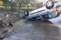 Auto si ribalta su via San Magno