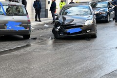 Auto fuori controllo nel centro abitato: due feriti