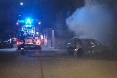 Fiamme nella notte a Corato, incendiata una Renault Clio