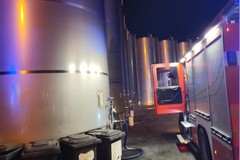 Incendio al frantoio Ribatti, le fiamme lambiscono alcuni silos di olio