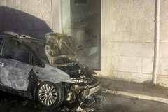 Notte di fuoco: distrutta un'auto e danni alla vetrina di un negozio
