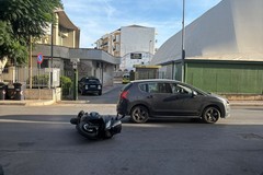 Fuggono dopo l'incidente: denunciato un 22enne, sequestrato un coltello