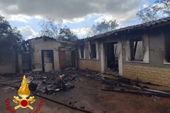 Incendio in una villa abbandonata di Corato, sul posto i Vigili del Fuoco di Bari