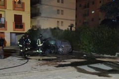 Capodanno tra festa e criticità: due feriti e un’auto incendiata
