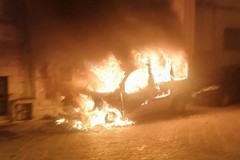 Furti e incendi di auto nella notte:continua a dilagare il preoccupante fenomeno in città