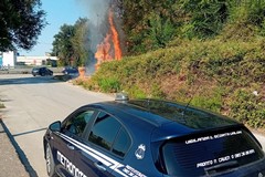 Cavalcavia di via Castel del Monte, sterpaglie ancora in fuoco