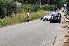 Grave incidente in Via Castel del Monte, pirata della strada sperona motociclista e scappa