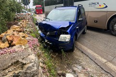 Via Gravina, incidente tra due auto: due feriti