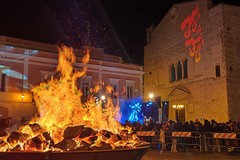 Piazza Cesare Battisti si illumina di tradizione con la Jò a Jò