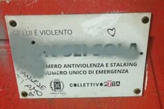 Imbrattata la panchina rossa dedicata alle donne vittime di violenza di Piazza Almirante