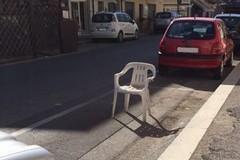 Garantirsi il posto auto con sedie e carrelli è vietato?