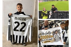 “2000km per la maglia numero 22”: McKennie regala la sua maglia al piccolo Nathan