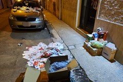 Conferimento rifiuti, vandali svuotano cartoni di spazzatura per strada e sulle auto