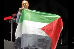 Concerto dei Coma Cose, il sindaco De Benedittis pro Palestina: «No alla guerra»