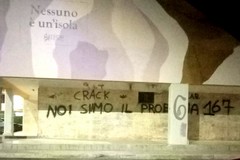 "Nessuno è un'isola", scritte sotto il murales di Daniele Geniale