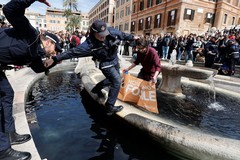 Blitz degli attivisti ambientalisti alla Barcaccia di Roma, la condanna di Italia Viva sez. Corato