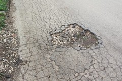 I crateri di Via Francavilla colpiscono ancora: danni alle auto sempre più frequenti