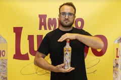 L'artista di Corato Vincenzo Mascoli disegna la nuova bottiglia per Amaro Lucano