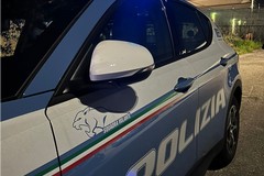 Lancia una busta di droga, poi tenta la fuga: in manette un 25enne