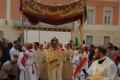 Corpus Domini, processione solenne per le vie della città
