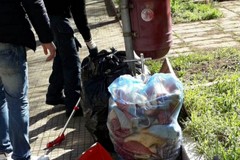 Volontari dal cuore verde ripuliscono Piazza Buonarroti