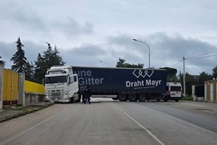 Camion bloccato durante una manovra su via Castel del Monte