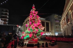 Luci, danza e gospel: l’accensione dell’albero in Piazza Matteotti