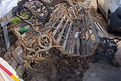 Le panchine di Piazza Sedile: restauro, ricollocazione o definitivo abbandono?