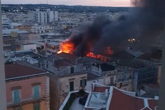 Incendio a Corato, fiamme su un terrazzo in via Sant'Elia - FOTO