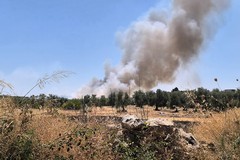 Incendio su via Gravina a Corato: lunga colonna di fumo e traffico bloccato