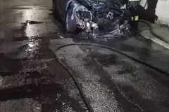 Auto in fiamme in via Morelli: inseguimento in centro e indagini lampo della Polizia di Stato